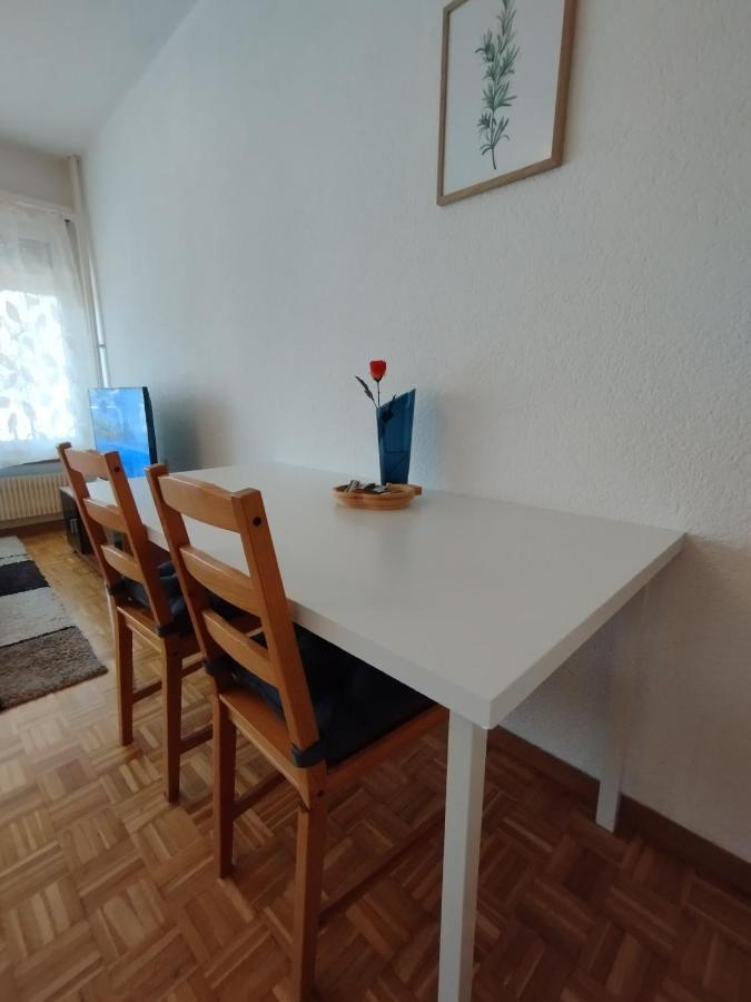 Studio, 4-7 Mins To Main Station By Train Apartment